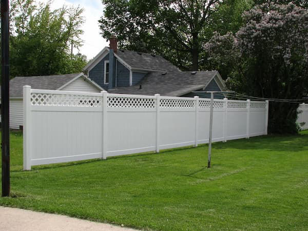 vinyl-privacy-lattice-top-white-sager-fencing