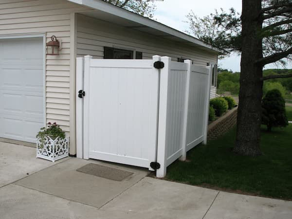vinyl-solid-privacy-white-sager-fencing