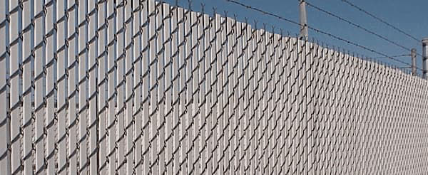 galvanized-chain-link-slats-barbed-top-sager-fencing